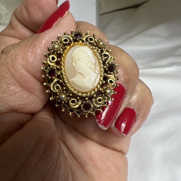 Vintage Florenza Gold Tone Hand Carved Shell Lady Cameo Ring Adjustable rubyred - Picture 3 of 10